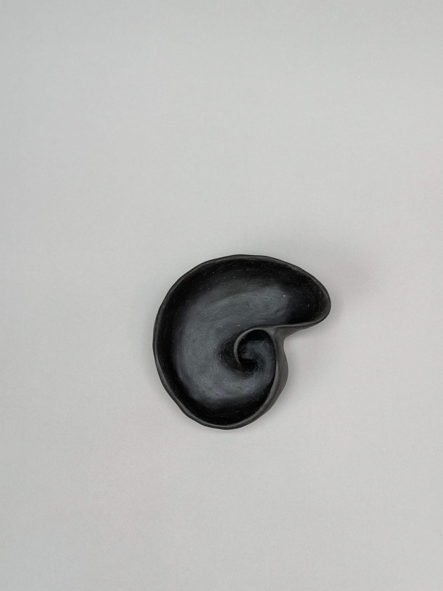  Pieza en forma de concha negra