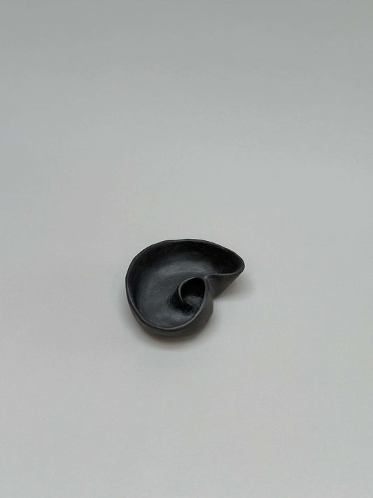 Pieza en forma de concha negra